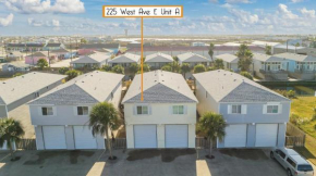 The Sandbar - Pet Friendly! Overlooking Community Pool!